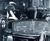 Juan Perón y Eva Duarte recorren la Avenida de Mayo 1951